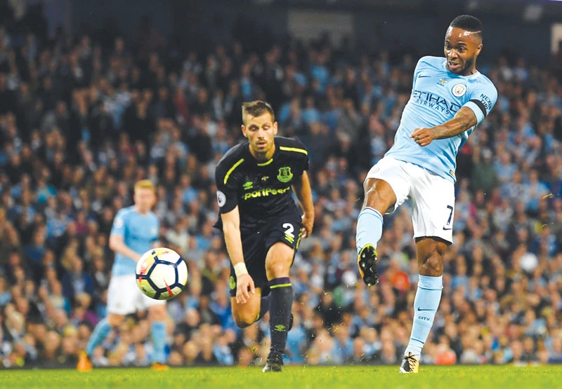 Raheem Sterling tung cú sút ghi bàn gỡ hòa