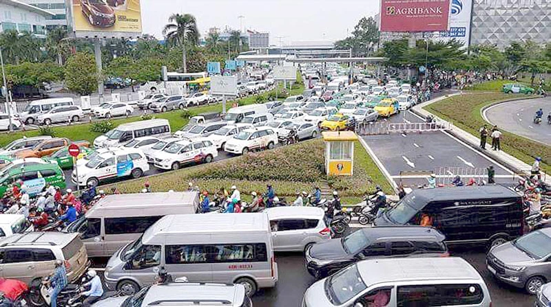 Phương tiện chen chúc nhau tại khu vực trước sân bay Tân Sơn Nhất (quận Tân Bình, TPHCM) 