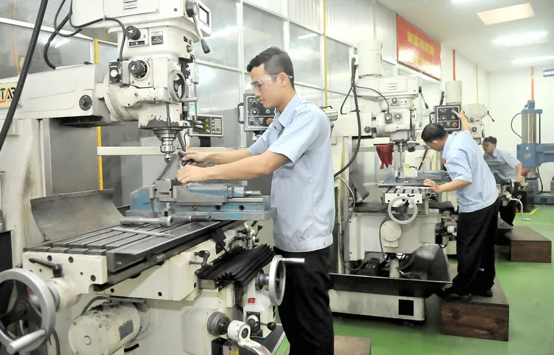 Sản xuất cơ khí cần được đầu tư thiết bị sản xuất hiện đại để tạo ra sản phẩm chất lượng cao Ảnh: CAO THĂNG