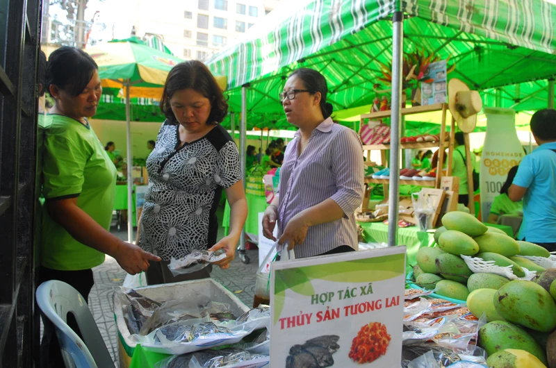 HTX Thủy sản Tương Lai giới thiệu sản phẩm tại các phiên chợ xanh