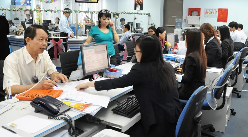  Giao dịch tại Ngân hàng Eximbank Ảnh: THÀNH TRÍ 