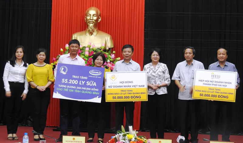 Hơn 110 ngàn ly sữa cứu trợ cho trẻ em vùng lũ Hà Tĩnh và Quảng Bình ảnh 3