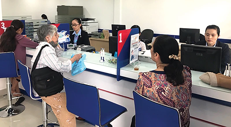 Ngày đầu khai trương, SCB Hoàng Minh Giám thu hút gần 100 lượt khách đến giao dịch