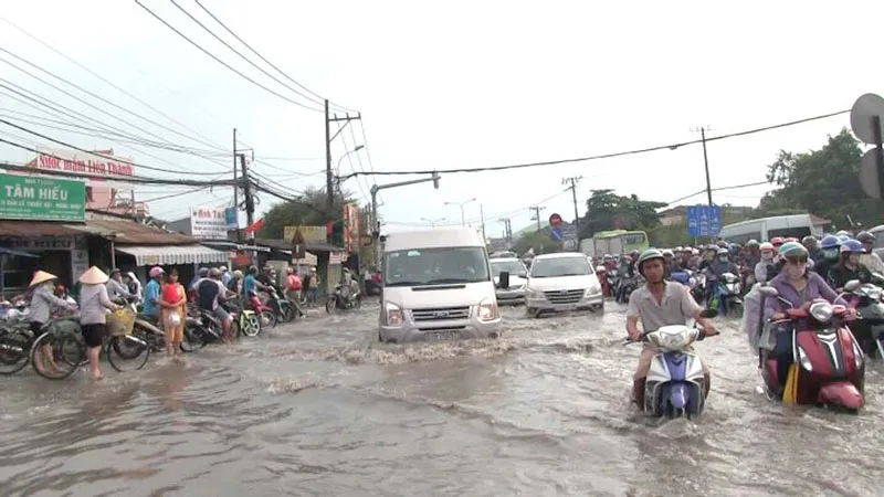 TPHCM: Mưa lớn ngập nhiều nơi, giao thông ùn ứ ảnh 1 TPHCM: Mưa lớn ngập nhiều nơi, giao thông ùn ứ ảnh 1