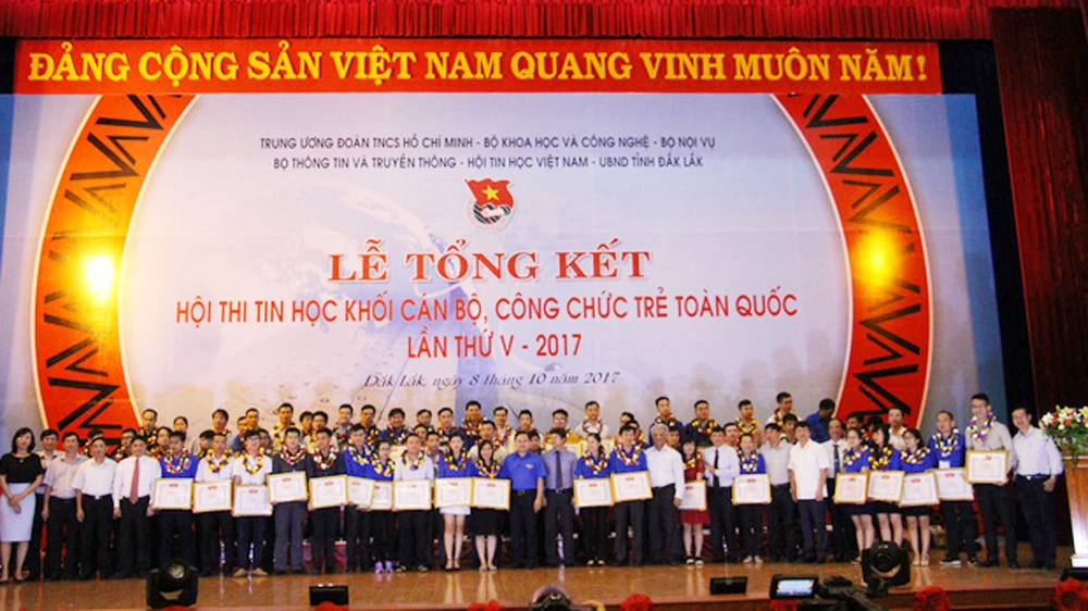 Trao giải Hội thi tin học trẻ toàn quốc lần thứ 5 năm 2017. Ảnh: BTC