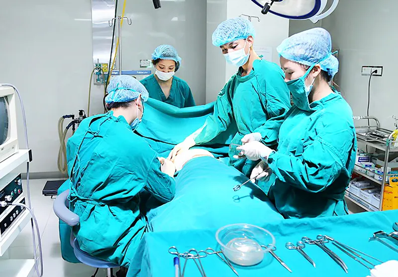 Đua nhau làm đẹp - Tiền mất, họa mang ảnh 1