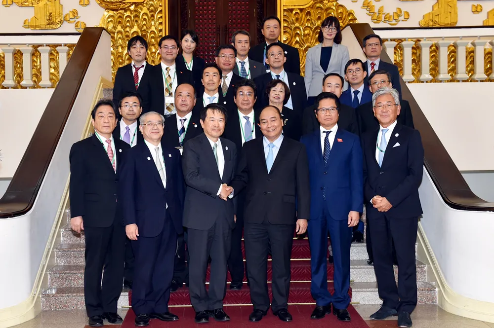 Thủ tướng Nguyễn Xuân Phúc tiếp Chủ tịch Phòng Thương mại và Công nghiệp Osaka do ông Hiroshi Ozaki dẫn đầu, đang có chuyến thăm Việt Nam. Ảnh: VGP