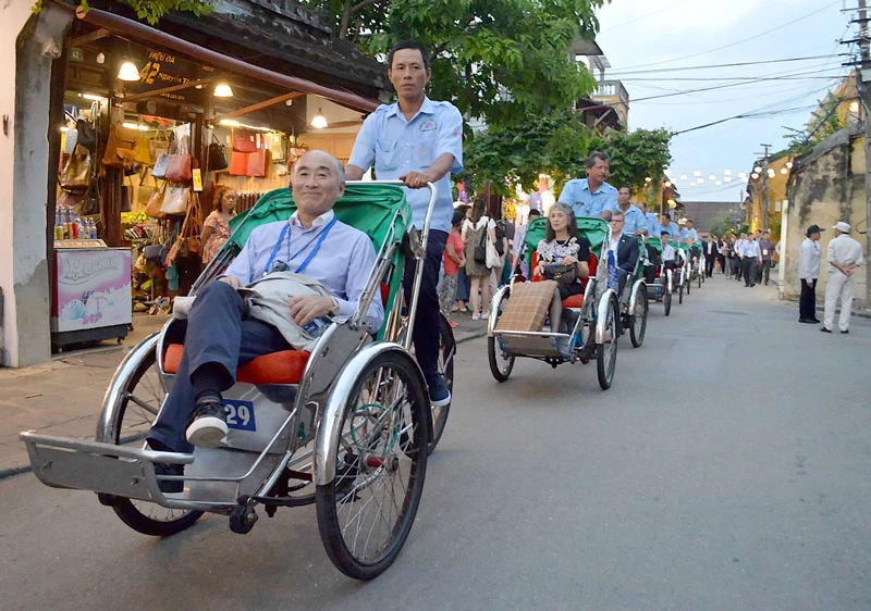 Các bộ trưởng tài chính tham quan Hội An trong những ngày diễn ra APEC