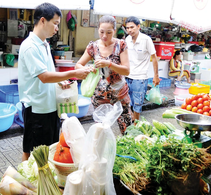 Tiểu thương sử dụng túi ni lông trong hoạt động mua bán tại một chợ ở TPHCM Ảnh: THÀNH TRÍ