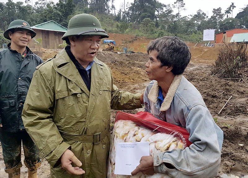 Ông Đinh Văn Thu, Chủ tịch UBND tỉnh Quảng Nam thăm hỏi đồng bào ở Khe Chữ (Trà Vân, Nam Trà My)