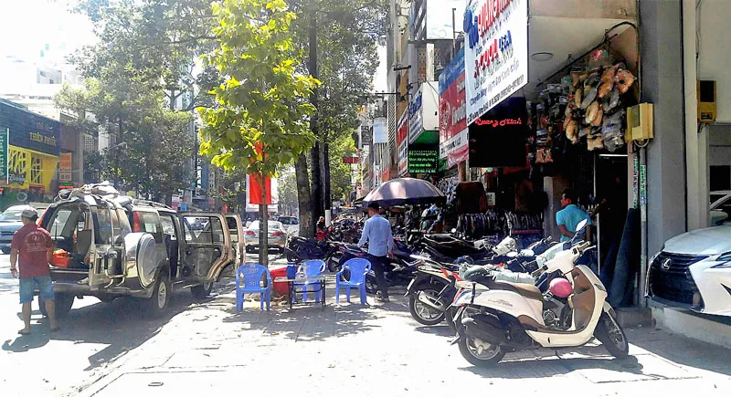 Lấn chiếm vỉa hè, lòng đường bán tết ảnh 1 Lấn chiếm vỉa hè, lòng đường bán tết ảnh 1