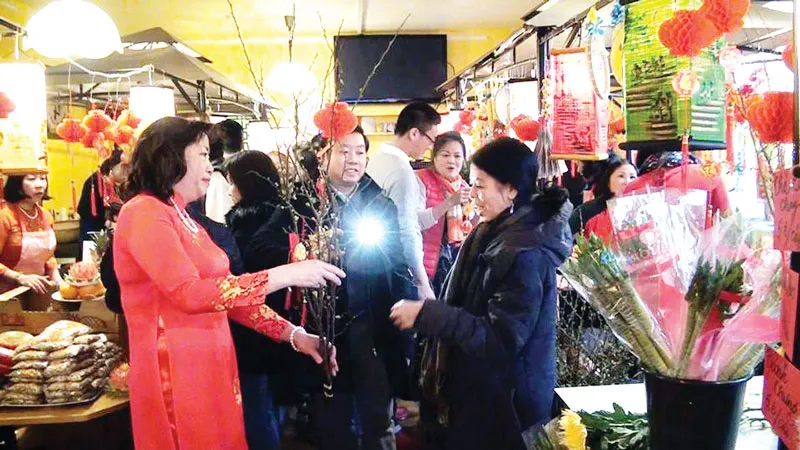 Người Việt tham gia phiên chợ ngày tết tổ chức tại chùa Phúc Lâm ở Đức Ảnh: Minh Đan