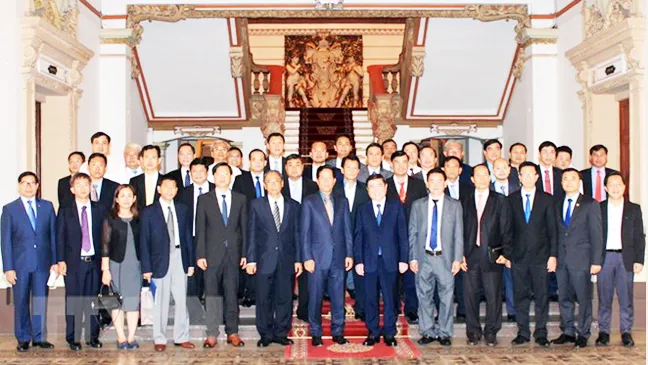 Ông Nguyễn Thành Phong cùng đoàn đại biểu cấp cao Đô thành Phnom Penh Campuchia sau buổi Hội đàm. Ảnh: Xuân Khu, TTXVN