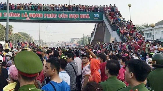 Công nhân Pouchen ngừng việc tập thể đổ ra Quốc lộ 1K gây kẹt cứng