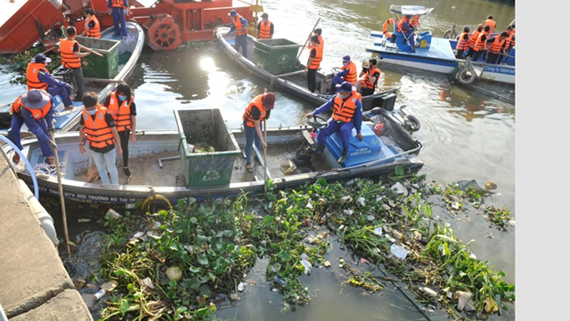 Vớt rác trên kênh Nhiêu Lộc - Thị Nghè hưởng ứng Chiến dịch Giờ Trái đất 2018 Ảnh: CAO THĂNG