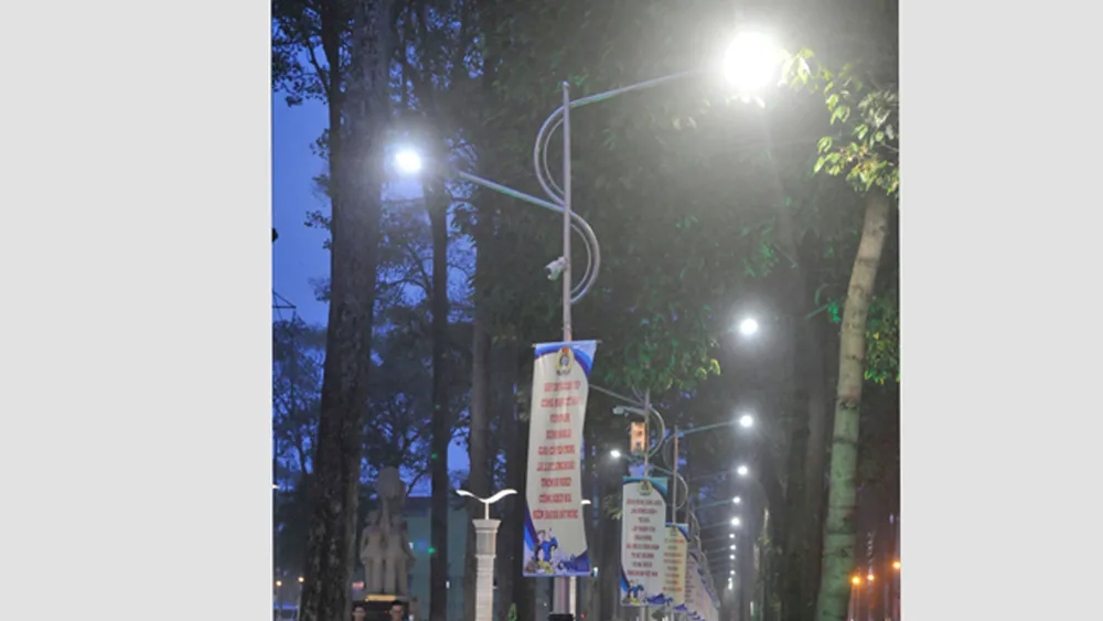 Sử dụng đèn LED để tiết kiệm điện Ảnh: CAO THĂNG