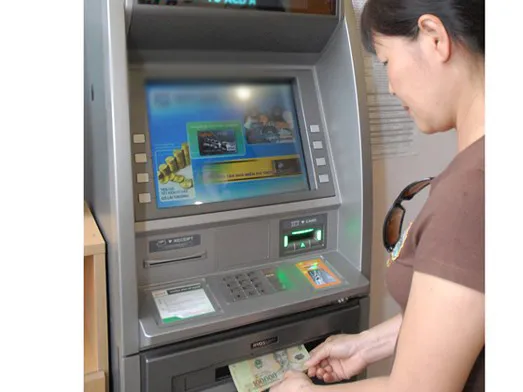 Rút tiền tại ATM. Ảnh: CAO THĂNG