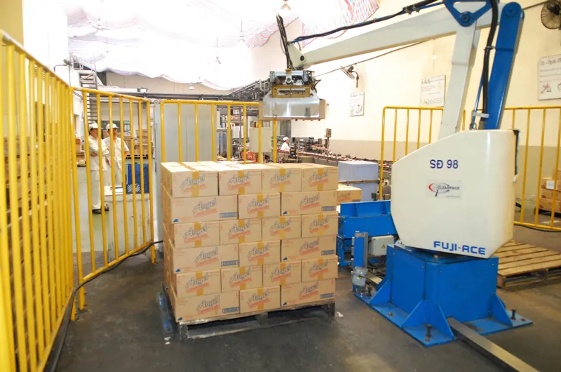 Robot làm việc trong dây chuyền sản xuất tại một doanh nghiệp ở TPHCM Ảnh: CAO THĂNG