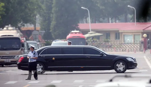 Chiếc xe được cho là chở nhà lãnh đạo Triều Tiên Kim Jong-un rời sân bay quốc tế Bắc Kinh, Trung Quốc ngày 19-6. (Nguồn: Ảnh: Yonhap/TTXVN)
