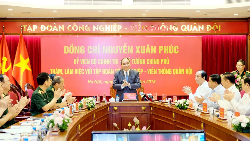 Thủ tướng Nguyễn Xuân Phúc phát biểu chỉ đạo tại buổi làm việc với Tập đoàn Viettel. Ảnh: VGP