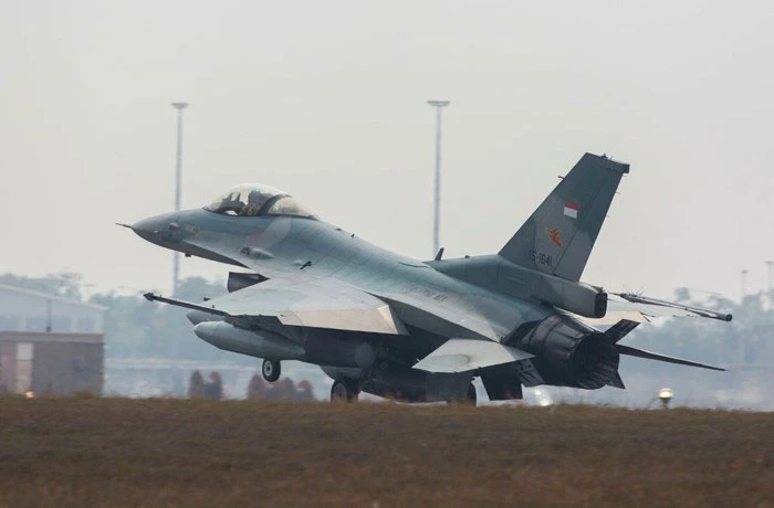 Tiêm kích F-16C của Không quân Indonesia hạ cánh sau khi hoàn thành khoa mục huấn luyện. Ảnh: Bộ Quốc phòng Australia.