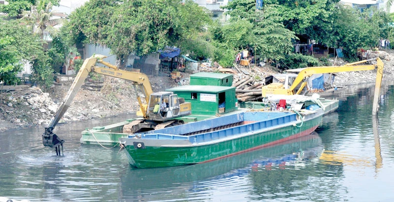 Nạo vét khơi thông dòng chảy rạch Ruột Ngựa, góp phần giảm ô nhiễm Ảnh: THÀNH TRÍ