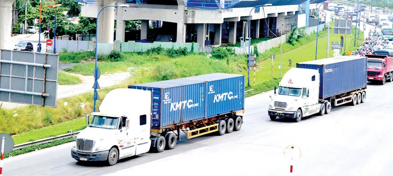 Xe container lưu thông trên xa lộ Hà Nội. Ảnh: THÀNH TRÍ