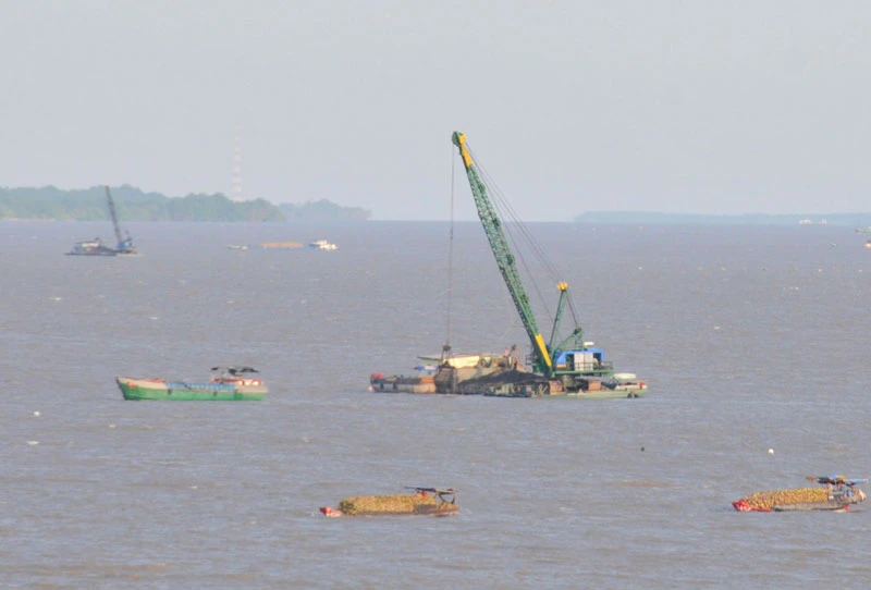 Khai thác cát dưới đáy sông Ảnh: THÀNH TRÍ