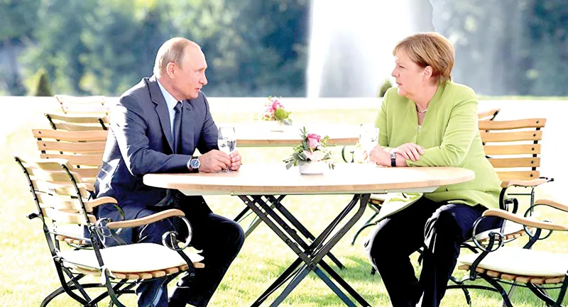 Tổng thống Nga Vladimir Putin và Thủ tướng Đức Angela Merkel hội đàm ở Schloss Meseberg