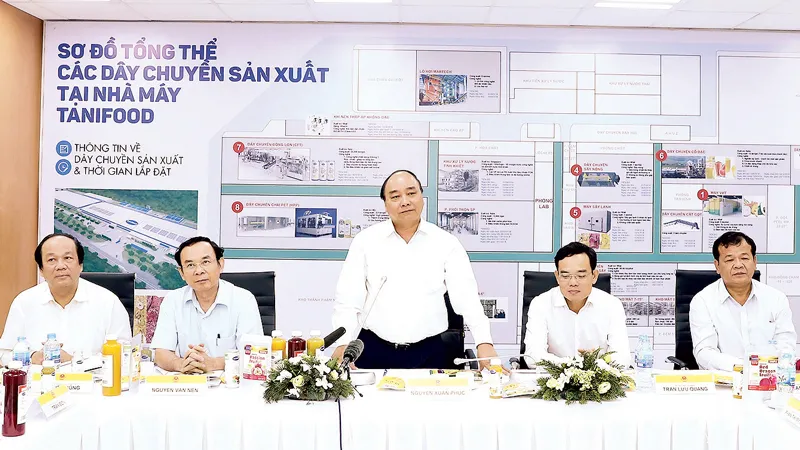 Thủ tướng Nguyễn Xuân Phúc thăm nhà máy thực phẩm Tanifood, huyện Gò Dầu, tỉnh Tây Ninh Ảnh: TTXVN