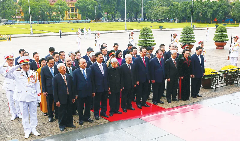  Đoàn đại biểu Đảng, Nhà nước đến đặt vòng hoa và vào Lăng viếng Chủ tịch Hồ Chí Minh Ảnh: TTXVN Đoàn đại biểu Đảng, Nhà nước đến đặt vòng hoa và vào Lăng viếng Chủ tịch Hồ Chí Minh Ảnh: TTXVN