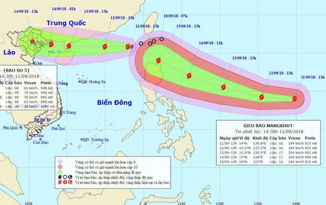 Siêu bão Mangkhut (phải) đang "đuổi theo" bão số 5 hướng vào Biển Đông. Ảnh: NCHMF