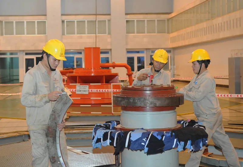 Thi công lắp đặt thiết bị nhà máy thủy điện Ảnh: CAO THĂNG