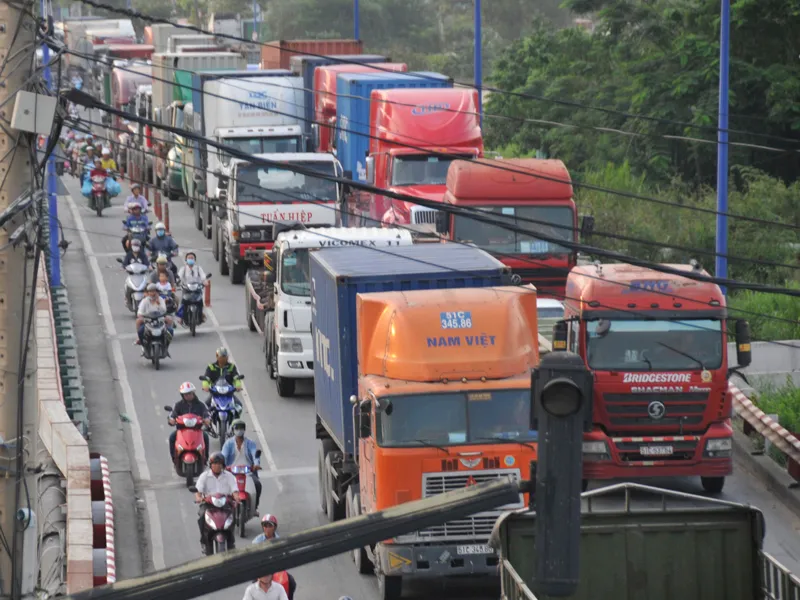 Xe container lưu thông trên đường Đồng Văn Cống Ảnh: THÀNH TRÍ