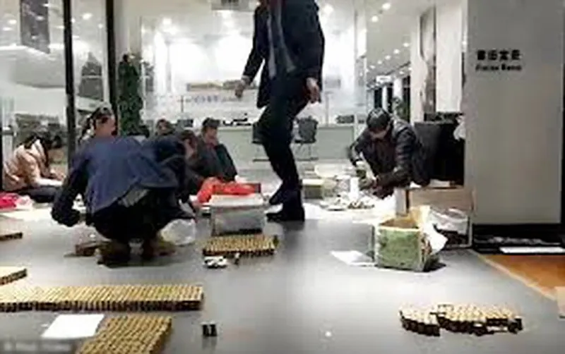 Dùng 1 tấn tiền xu mua xe hơi