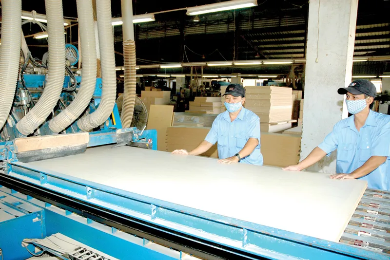 Sản xuất đồ gỗ tại một đơn vị Ảnh: THÀNH TRÍ