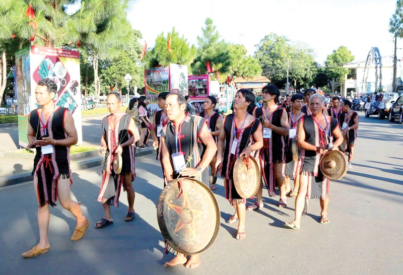 Biểu diễn cồng chiêng ở Festival Văn hóa cồng chiêng Tây Nguyên tại Gia Lai