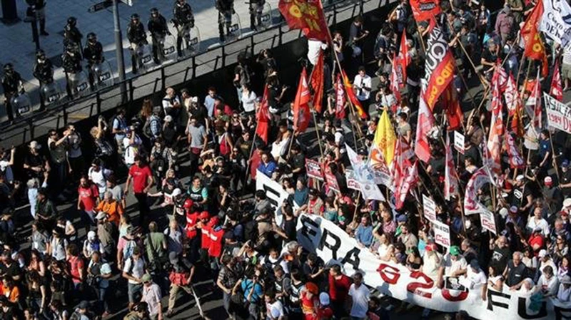 Người biểu tình phản đối G20 trên đường phố Buenos Aires