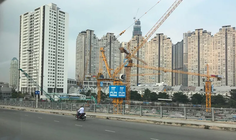 Công trình xây dựng tại các quận trung tâm đã gây áp lực lên hạ tầng kỹ thuật và xã hội Ảnh: Huy Anh