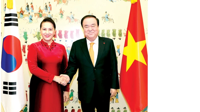 Chủ tịch Quốc hội Hàn Quốc Moon Hee-sang đón Chủ tịch Quốc hội Nguyễn Thị Kim Ngân tại Trụ sở Quốc hội Hàn Quốc ở Thủ đô Seoul