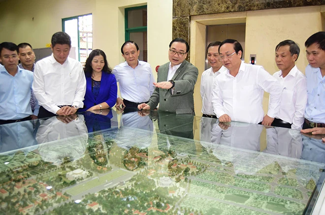 Bí thư Thành ủy Hà Nội Hoàng Trung Hải xem mô hình quy hoạch chi tiết Khu trung tâm chính trị Ba Đình tại Sở Quy hoạch- Kiến trúc Hà Nội. Ảnh: HNM