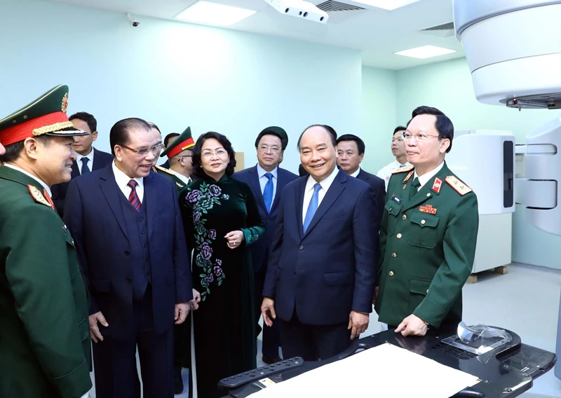 Thủ tướng Nguyễn Xuân Phúc thăm Khoa xạ trị, xạ phẫu Bệnh viện Trung ương Quân đội 108 Ảnh: TTXVN