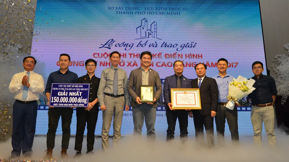 Phó Chủ tịch UBNDTPHCM Trần Vĩnh Tuyến cùng BTC trao giải nhất cuộc thi thiết kế điển hình chung cư nhà ở xã hội cao tầng cho Công ty Lập Phương. Ảnh: VIỆT DŨNG