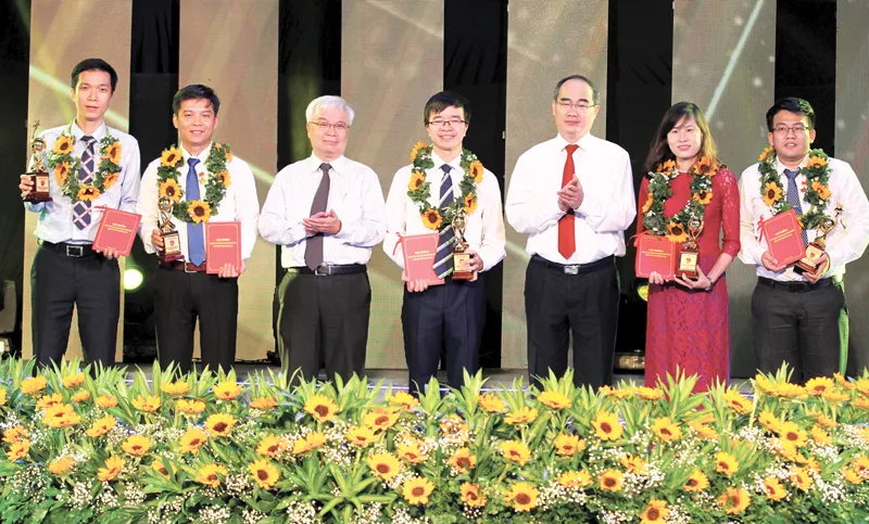 Bí thư Thành ủy TPHCM Nguyễn Thiện Nhân tuyên dương các tài năng trẻ trong lĩnh vực KHCN Ảnh: HOÀNG HÙNG
