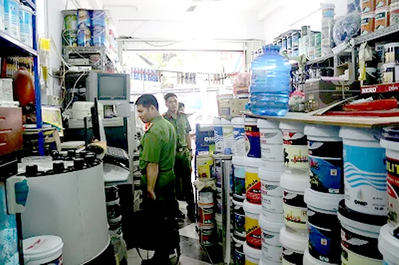 Công an quận 1, TPHCM kiểm tra một cơ sở kinh doanh trên địa bàn thực hiện đúng các quy định PCCC 