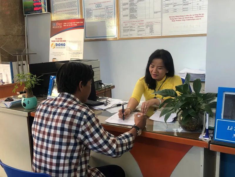 Ngành điện phục vụ khách hàng ngay sau kỳ nghỉ tết ảnh 2 Ngành điện phục vụ khách hàng ngay sau kỳ nghỉ tết ảnh 2