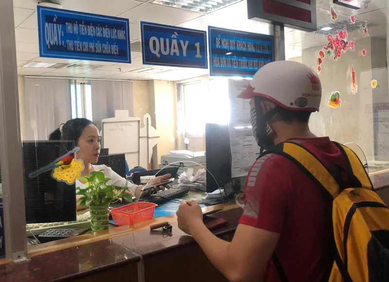 Ngành điện phục vụ khách hàng ngay sau kỳ nghỉ tết ảnh 5 Ngành điện phục vụ khách hàng ngay sau kỳ nghỉ tết ảnh 5