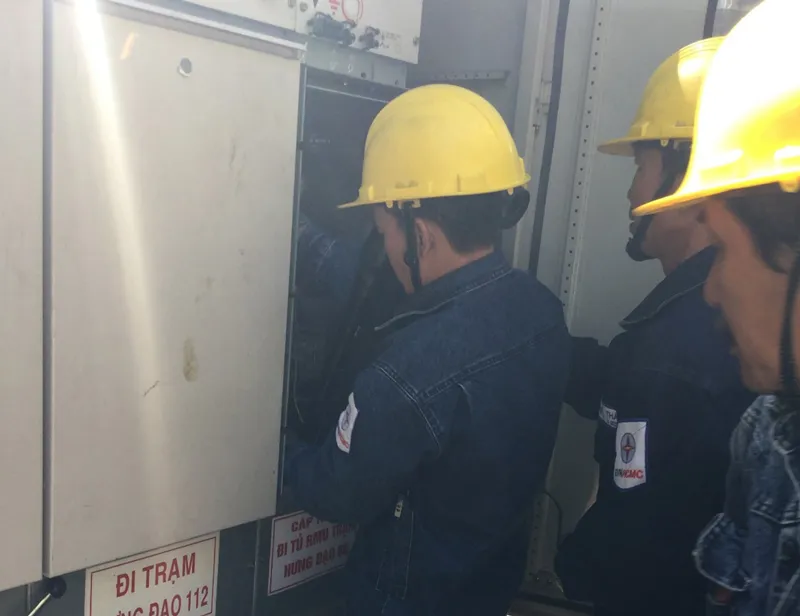 Ngành điện phục vụ khách hàng ngay sau kỳ nghỉ tết ảnh 3 Ngành điện phục vụ khách hàng ngay sau kỳ nghỉ tết ảnh 3