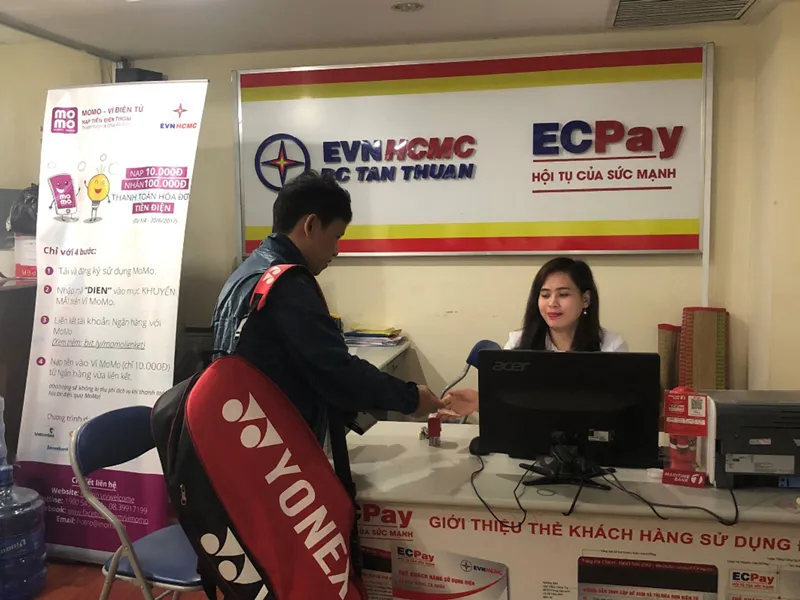 Ngành điện phục vụ khách hàng ngay sau kỳ nghỉ tết ảnh 6 Ngành điện phục vụ khách hàng ngay sau kỳ nghỉ tết ảnh 6
