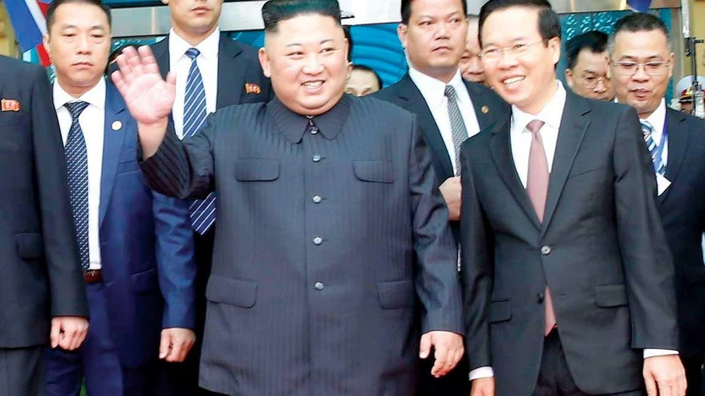 Chủ tịch Triều Tiên Kim Jong-un vẫy tay chào người dân tỉnh Lạng Sơn ra đón đoàn tại ga Đồng Đăng vào sáng 26-2. Ảnh: TTXVN